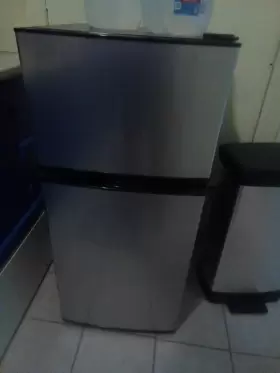 527.1 Avanti Apartment Size Refrigerator Freezer Works