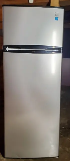 7.3cf Avanti Apartment Refrigerator Used Less Then 4 Month Excellent Shape