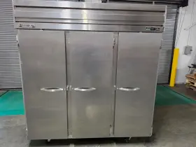 Er74-1as Beverage-air Three Door Reach In Fridge
