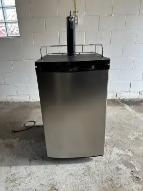 Dkc146sldb Danby 5.4cu Ft Stainless Steel Kegerator With Co2 Tank Regulator
