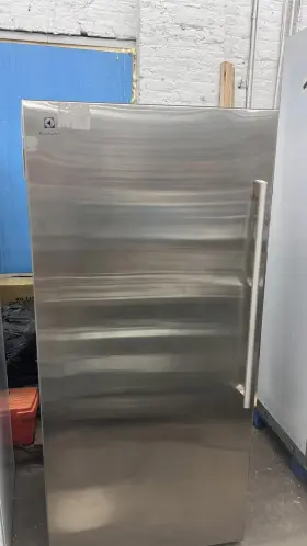 E133af80ws Electrolux 33in Upright Freezer With Icemaker