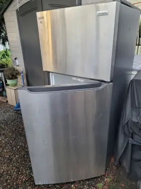 Ec18wim Frigidaire Refrigerator 18 Cu About 2 Years Old