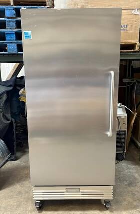 Frigidaire Fcfs181lqb Commercial 17.9 Cu. Ft. Upright Freezer 115v Stainless