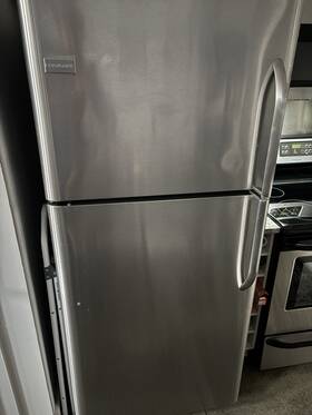 Frigidaire Ffhi2131qs 20.5 Cu. Ft. Top-freezer Refrigerator