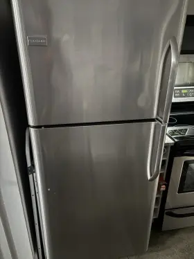 Ffhi2131qs Frigidaire 20.5 Cu. Ft. Top-freezer Refrigerator