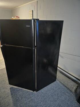 Frigidaire Fftr1814tbb Black Top-freezer Freestanding Refrigerator Adjustable Shelves Gloss