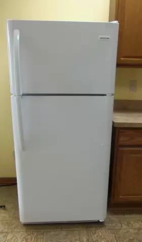 Fftr1814tw Frigidaire White 18.0 Cu Ft Top Freezer Refrigerator Used One Year