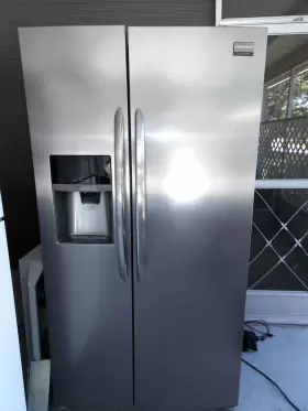 Fghc2331pf0 Frigidaire 25.6-cu.ft. Side-by-side Refrigerator With Ice Maker-stainless Steel