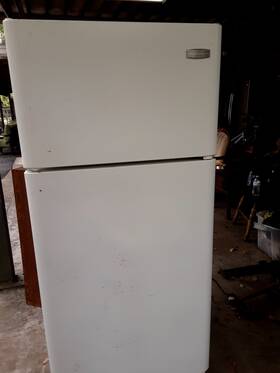 Frigidaire Frt18s6jw4 White Top-freezer Freestanding Refrigerator Adjustable Shelves Gloss Finish