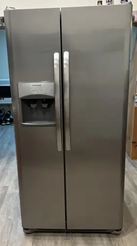 Lfss2312tf4 Frigidaire Stainless Side By Refrigerator Only 3 Years Old
