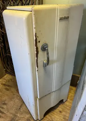 B4-38-a Ge Vintage Refrigerator Type