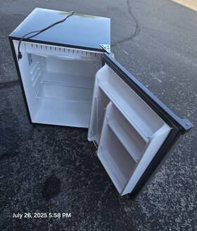 Ge Gce06gshbsb Priced To Seii Compact Refrigerator -