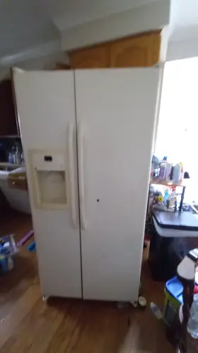 Ge Gss20gewww Side By Refrigerator - Pick Up Only Chicago Area