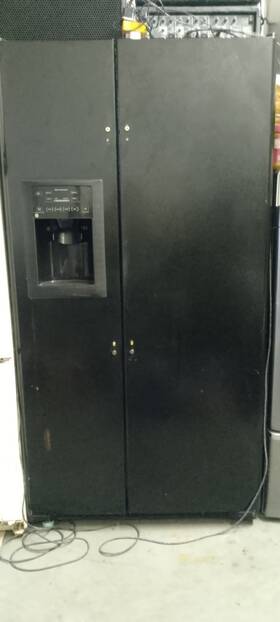 Ge Gss23qg Fridge With Water And Ice In Door Side By Black