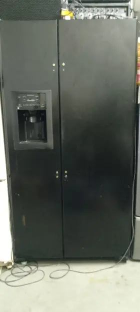 Gss23qg Ge Fridge With Water And Ice In Door Side By Black