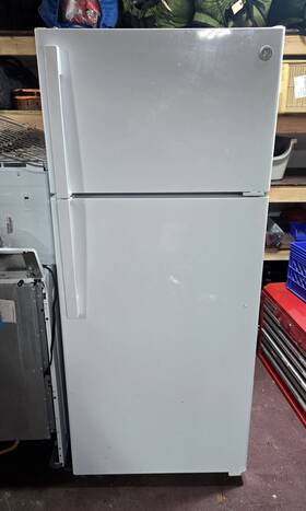 Ge Gts18hgngrww 17.5 Cu. Ft. Top-freezer Refrigerator White Gloss Gently Used