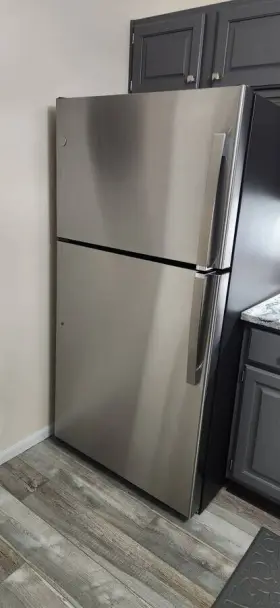 Gts22kynrfs Ge Refrigerator With Ice Maker And 3 Yr Warranty - Garage Ready Only 4 Months Old