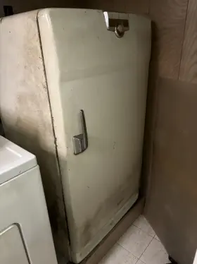 La-92 Ge 1953 Refrigerator/ Ice Box Model Working Condition. Local Pick Up Only