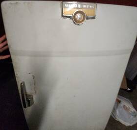 General Electric M.p.134142 Vintage 1950 S Ge Refrigerator All In Working Order This Is A Rare Find