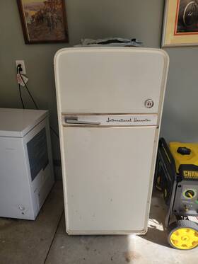 International Harvester Cbd105d-r White Satin Freestanding Refrigerator