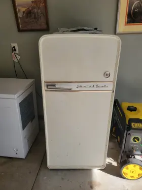 Cbd105d-r International Harvester White Satin Freestanding Refrigerator