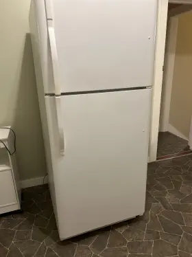 253.7419240p Kenmore Refrigerator. White Kenmore. Top Freezer 68 &1/2 Tall X 30 Inches Wide