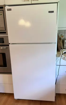Mrt118fffh Maytag Refrigerator 18.2 Cu Ft 30 Inch Wide Less Than A Year Old Great Condition