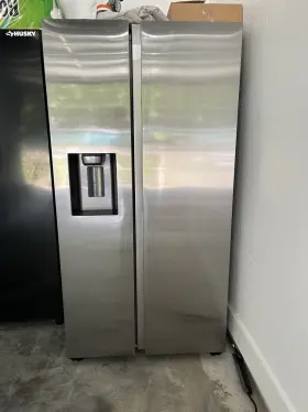 Asx-3500 Samsung One Year Old Refrigerator- Small 1 Inch Dent On Front Door. Water/ice