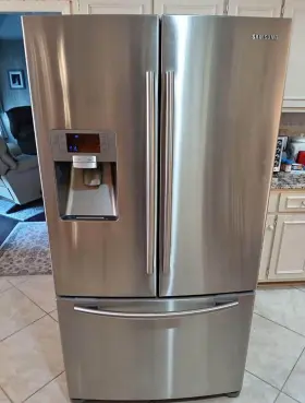 Rf27t5501sr Samsung 26.5 Cu.ft French Door Refrigerator With Family Hub -