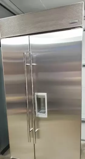 Bi-42sd Sub-zero Bi-42sd/o Refrigerator/freezer With Ice And Water Dispenser In Door