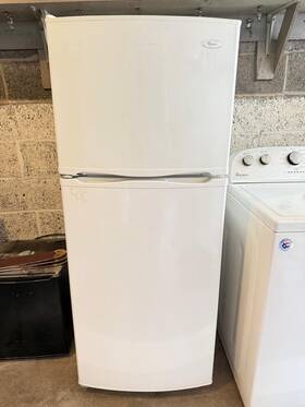 Whirlpool Et0msrxtq01 Refrigerator Excellent Condition Household Size Energy Efficient