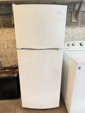Et0msrxtq01 Whirlpool Refrigerator Excellent Condition Household Size Energy Efficient