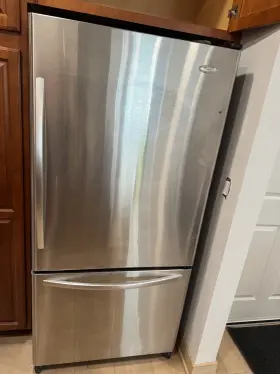Gb2shdxts01 Whirlpool Stainless Steel 33-inches Wide Bottom-freezer Refrigerator