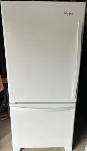 Wrb322dmbw Whirlpool 33 Inch White Bottom Freezer Refrigerator With Spill Guard Shelves
