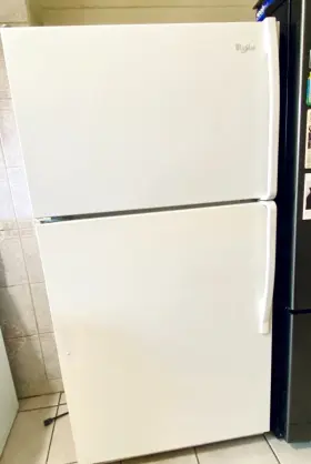 Wrt311fzdw Whirlpool 20.5-cu Ft Top-freezer Refrigerator With Optional Ice Maker Kit- White