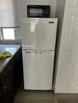Magic Chef White Compact Mini Fridge Top Freezer 2-DOOR 1-5 Ft Manual Defrost Used. Price: $110.00.